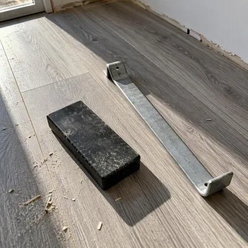 Tapping block and pull bar on vinyl planks during vinyl and laminate flooring installation